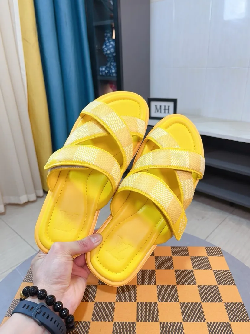 Men's shoes 💰380🌹🌹 (lv-Louis Vuitton) New men's slippers, high-end boutique, exquisite embossed logo decoration on the upper, fine workmanship, super soft soles, casual, loose and comfortable, a must-have in summer! \nsize：38-44